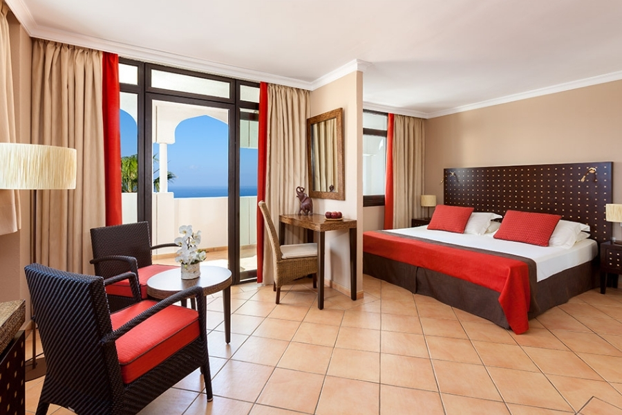 room seaside sandy beach
